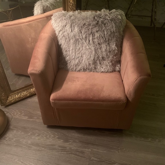 Beautiful Accent Chair - Picture 5 of 5